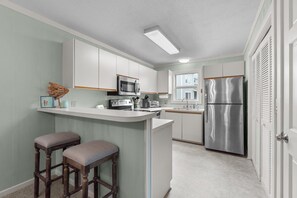 Kylskåp, mikrovågsugn, ugn och spishäll