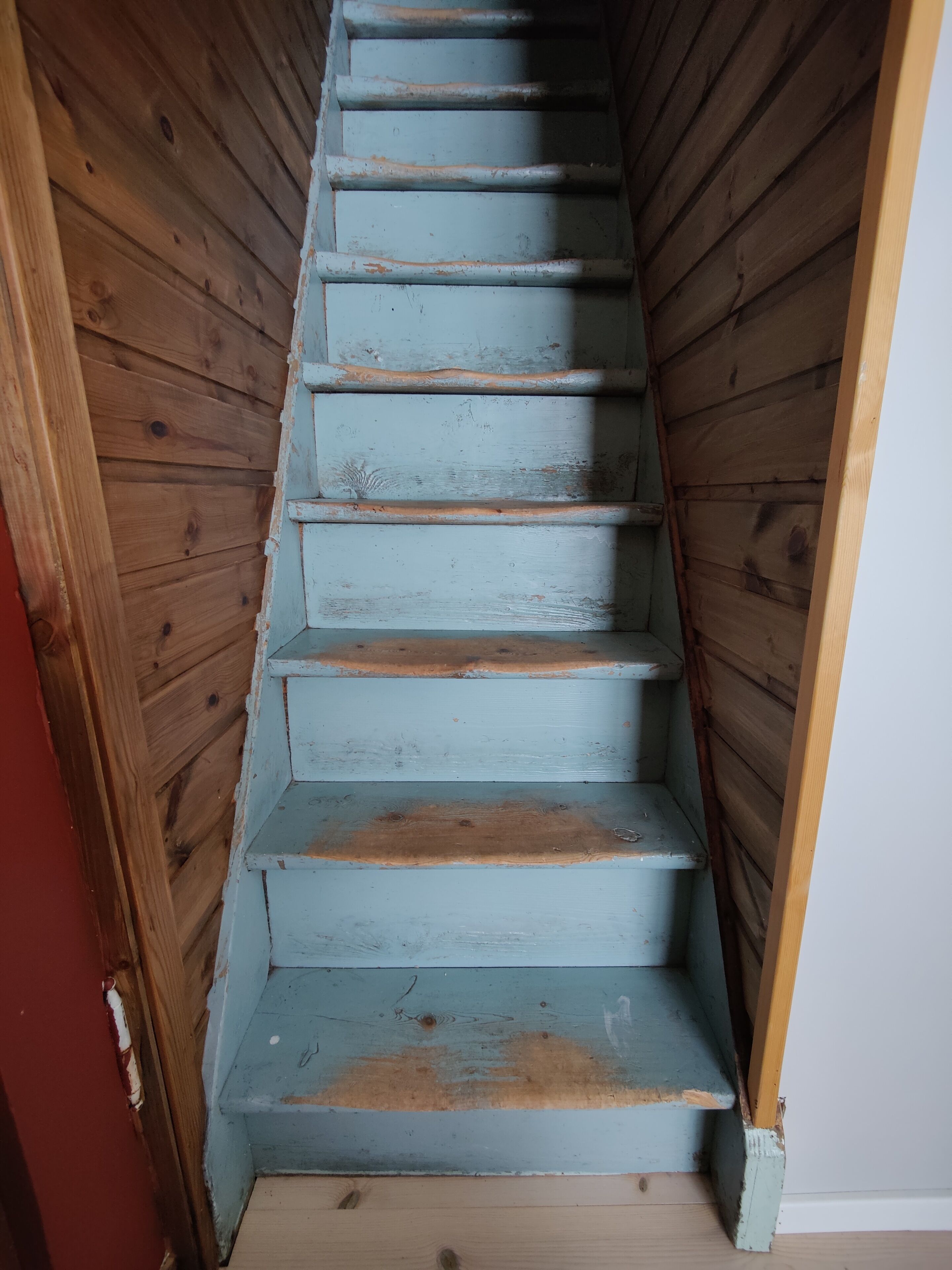 Eine Holztreppe mit einer hellblauen Anstrich.