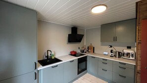 Fridge, oven, stovetop, dishwasher - Tronstadbu – Historic mountain cabin near Geirangerfjord (Møre og Romsdal)