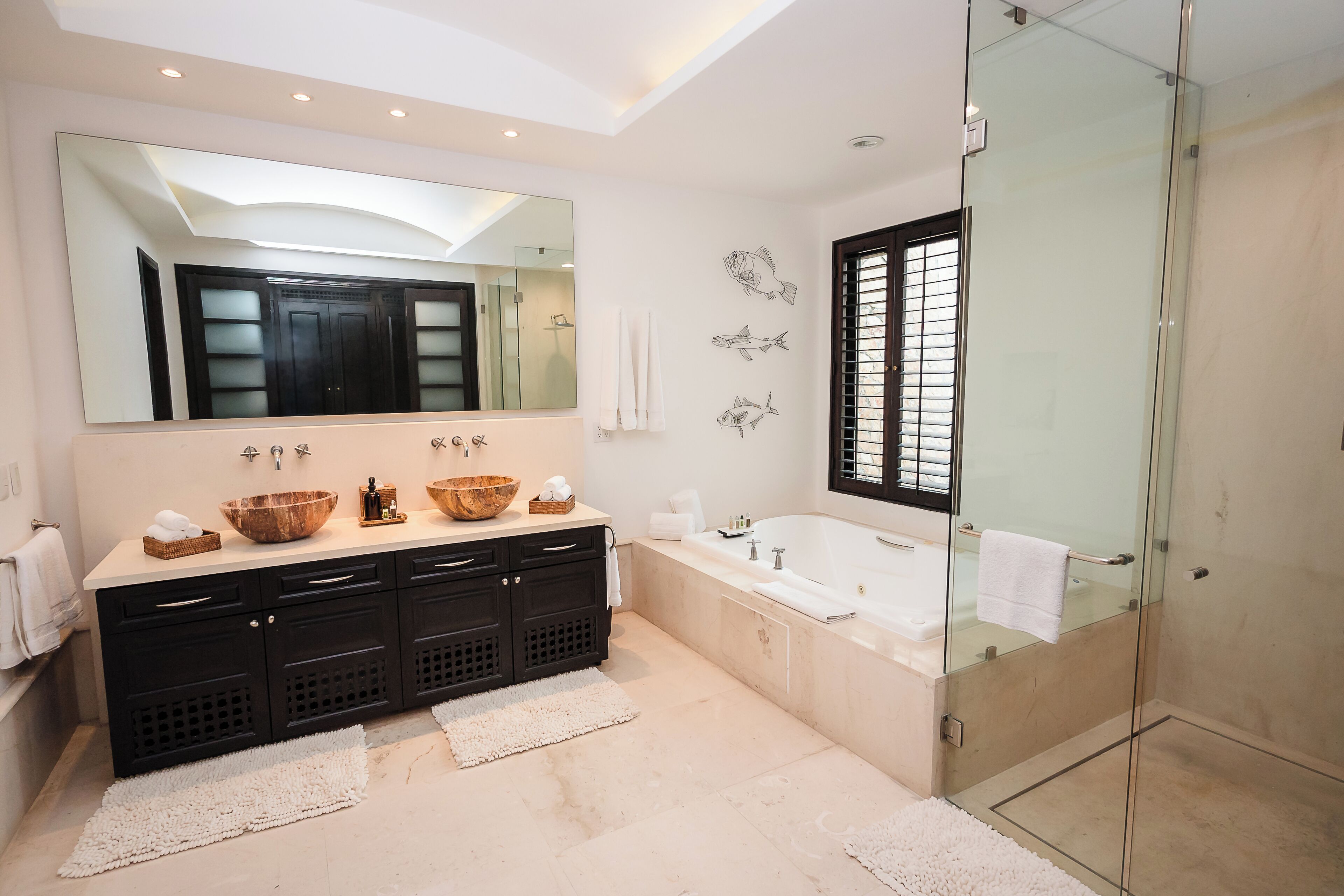 It was furnished beautifully and the kitchen and bathrooms were luxurious. Amy D. Evans