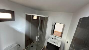 Ducha, toallas y papel higiénico