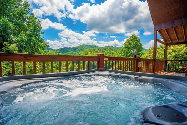 Outdoor spa tub - BearHugs: Mtn View, Hot Tub, Game Room, Wifi, Secluded, Yard, Fire Pit (Sevierville)