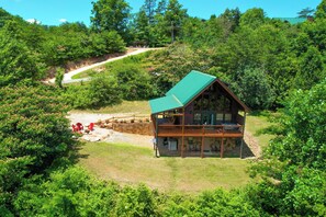 Exterior - BearHugs: Mtn View, Hot Tub, Game Room, Wifi, Secluded, Yard, Fire Pit (Sevierville)