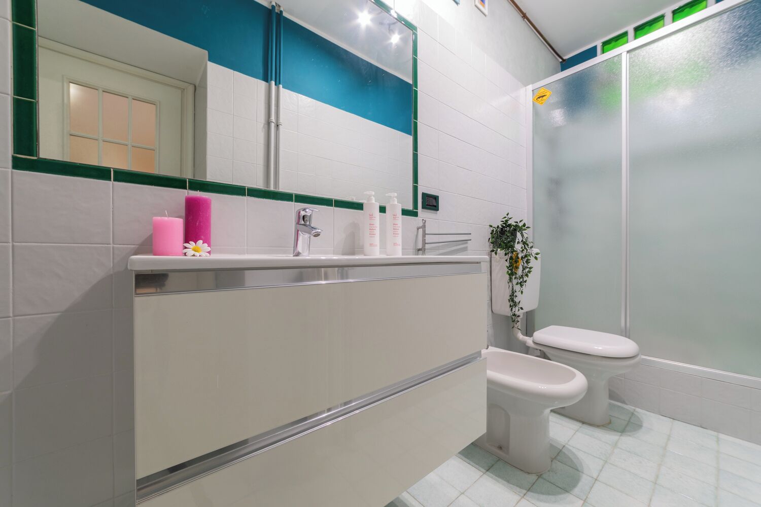 Apartment | Bathroom | Shower, hair dryer, bidet, towels