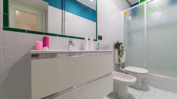 Apartamento | Baño | Ducha, secador de pelo, bidé y toallas