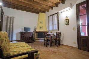 Familierom, hageutsikt | Oppholdsområde | En 55-tommers Flatskjerm-TV med Parabol-TV