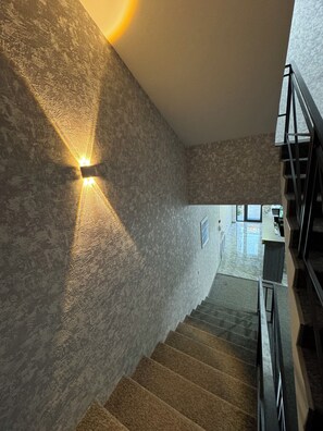 32 インチのスマートテレビ (デジタル放送視聴可)、床暖房