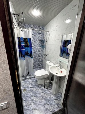 Kamar Twin, 2 Tempat Tidur Twin | Kamar mandi | Shower, perlengkapan mandi gratis, pengering rambut, dan handuk