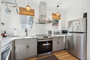 Fridge, microwave, oven, stovetop - Adorable Family Home With Heated Pool (Charleston)