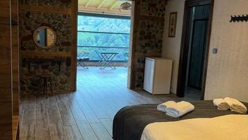 Deluxe Room | 1 bedroom, soundproofing, free WiFi