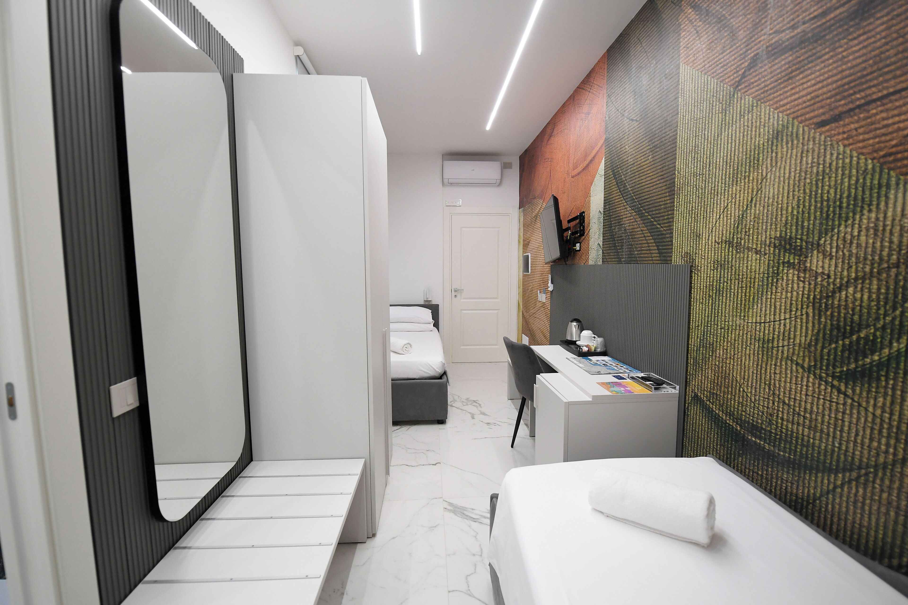 Tomannsrom | Safe på rommet, skrivebord og skrivebord for bærbar PC