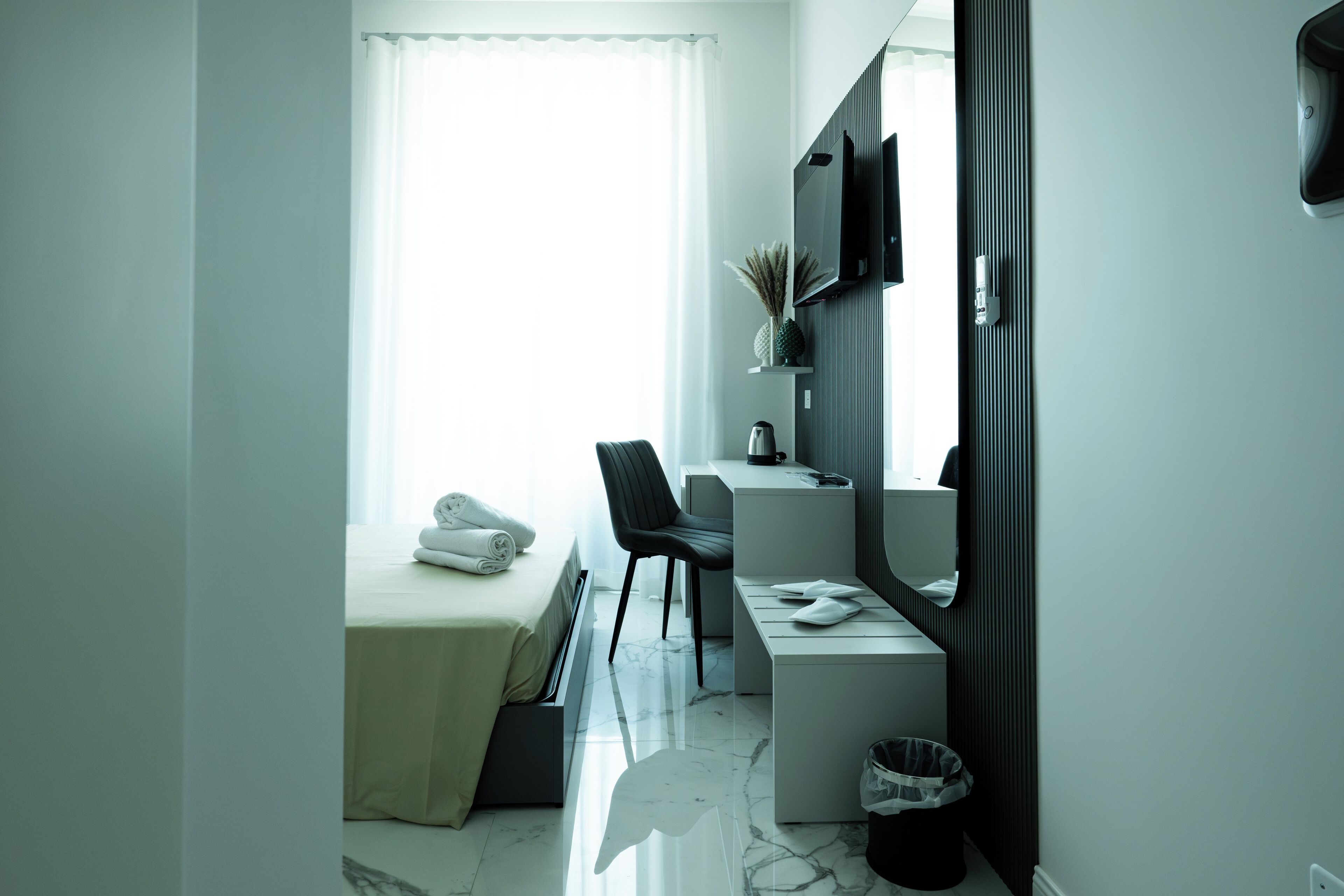 ダブルまたはツインルーム バルコニー シティビュー | セーフティボックス (室内)、デスク、ノートパソコン用作業スペース、遮光カーテン