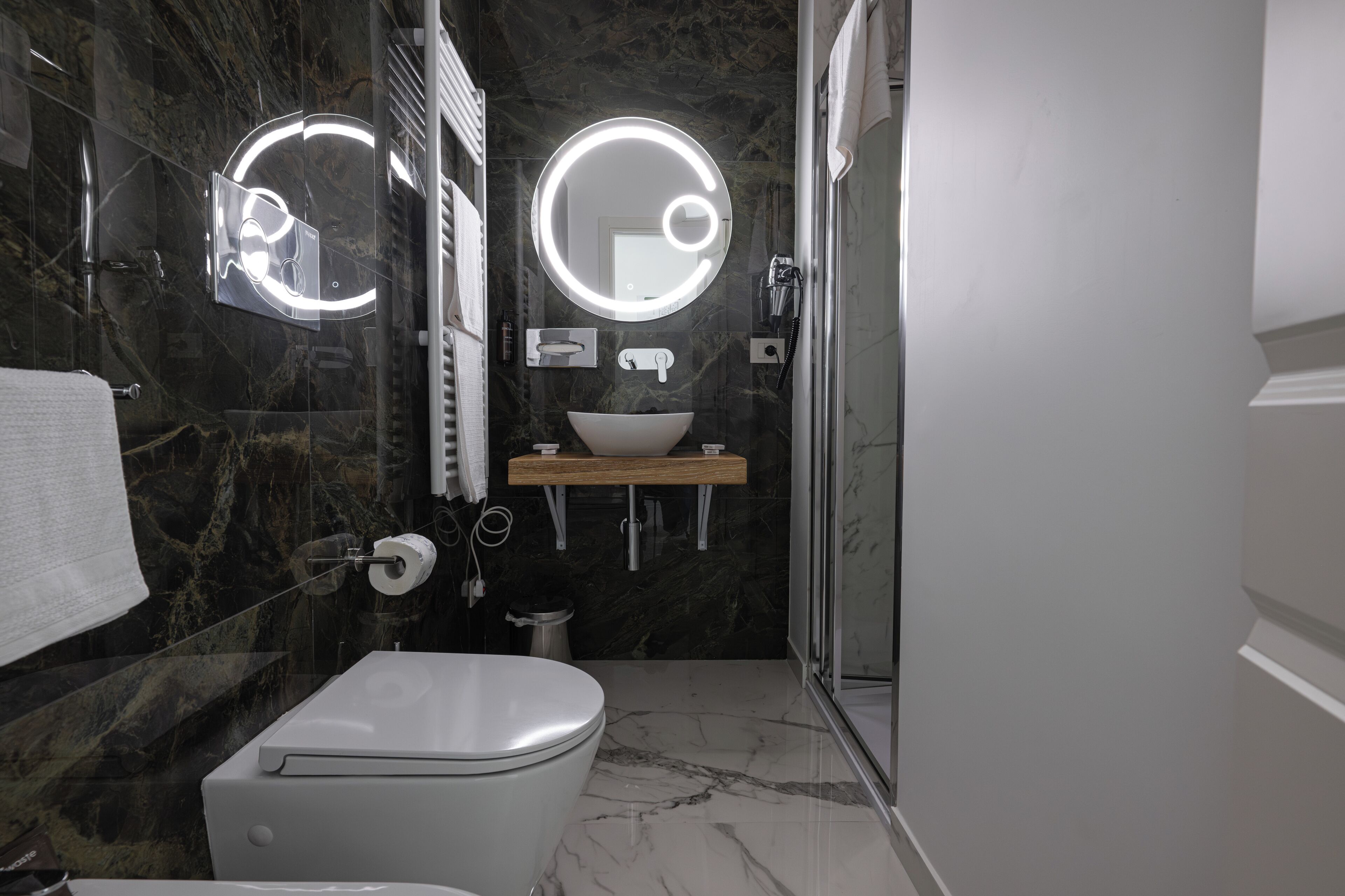 Dobbelt- eller tomannsrom, balkong, byutsikt | Bad | Dusj, hårføner, badekåper og tøfler