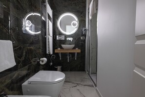 Doppel- oder Zweibettzimmer, Balkon, Stadtblick | Badezimmer