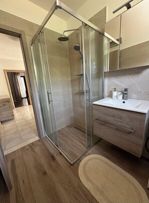 Dusche, Haartrockner, Handtücher, Seife