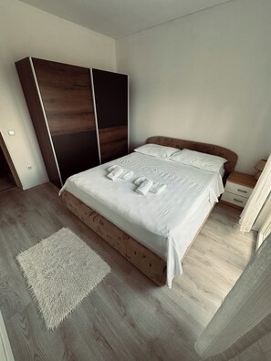 2 bedrooms, iron/ironing board, WiFi, bed sheets