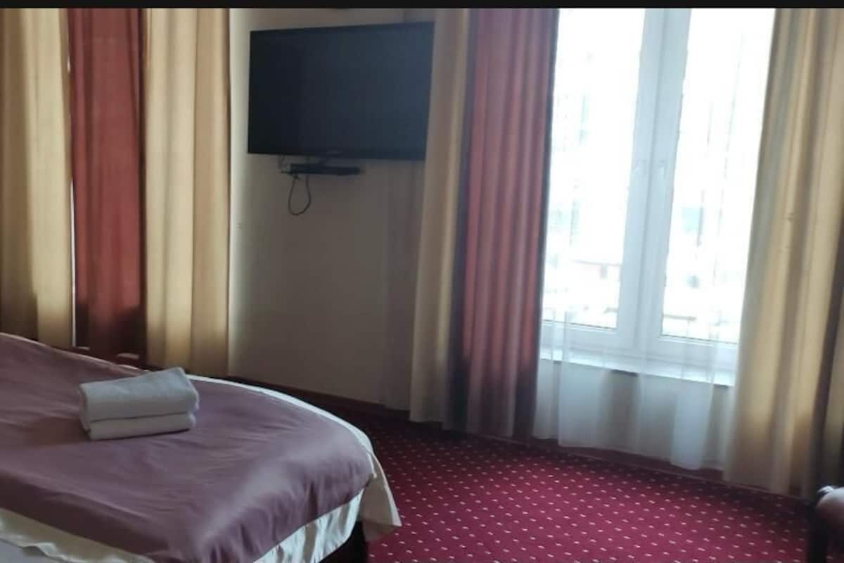 Deluxe driepersoonskamer, uitzicht op stad | Een strijkplank/strijkijzer, gratis wifi