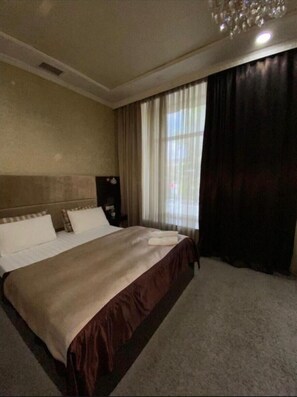 Quarto casal superluxo, vista para a cidade | Ferros/tábuas de passar roupa, Wi-Fi de cortesia