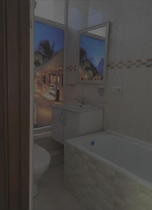 Quarto casal superluxo, vista para a cidade | Banheiro | Chuveiro, toalhas de banho, sabonete, shampoo
