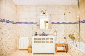 淋浴设施、吹风机、毛巾、肥皂