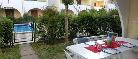 تناول الطعام بالخارج