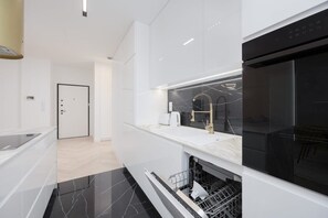 Frigorífico, microondas, horno y placa de cocina