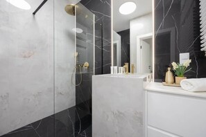 Dusche, Haartrockner, Handtücher, Shampoo