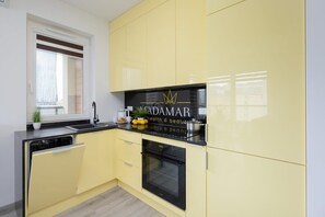 Frigorífico, microondas, horno y placa de cocina