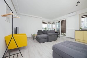 Una televisión, una oficina