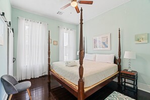 3 Schlafzimmer, Schreibtisch, Bügeleisen/Bügelbrett, Reisekinderbett