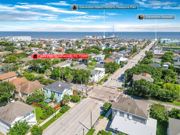 Vista aérea de una zona residencial con casas, calles y un muelle.