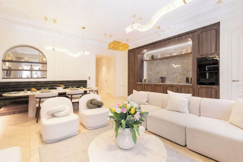 Exceptional 3BR/3BA w/ Services - Champs-Elysées - Paris | Vrbo