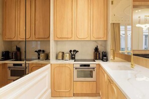 Réfrigérateur, micro-ondes, four, plaque de cuisson