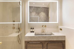 Douche, sèche-cheveux