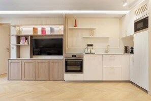 Fridge, microwave, oven, stovetop - A Splendid 2-BR/2BA with Services in Opéra (Paris)