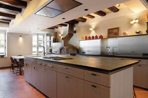 ثلاجة، ميكروويف، فرن، موقد طهي مسطح