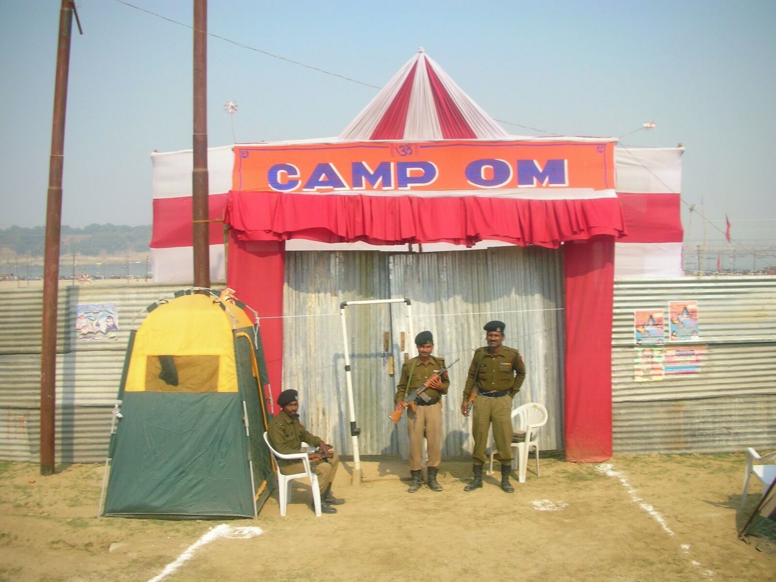 Un camp militaire avec des tentes et du personnel.