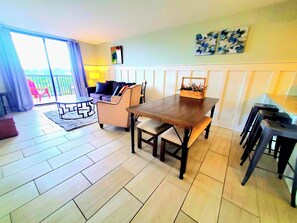 Interior - FREE Tickets. 2bed-2-bath 8th-floor condo in Holiday Towers-Walk to the beach! (Myrtle Beach)