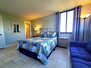 2 bedrooms, free WiFi, bed sheets - FREE Tickets. 2bed-2-bath 8th-floor condo in Holiday Towers-Walk to the beach! (Myrtle Beach)