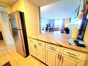 Microwave, dishwasher, coffee/tea maker, cookware/dishes/utensils - FREE Tickets. 2bed-2-bath 8th-floor condo in Holiday Towers-Walk to the beach! (Myrtle Beach)