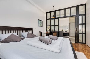 1 habitación, muebles diferentes y escritorio 