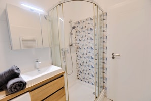 Executive-Apartment | Badezimmer | Haartrockner, Handtücher