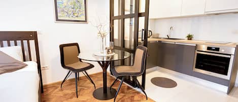 Apartamento ejecutivo | Cocina privada | Frigorífico grande, horno, placa de cocina y lavavajillas