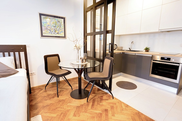 Executive Apartment | Private kitchen | Full-size fridge, oven, stovetop, dishwasher