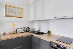 Refrigerador con freezer, horno, placa de cocina, lavavajillas