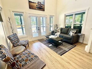 Smart TV - Blue Chair Hideaway at The Retreat at Water's Edge (Tracy City)