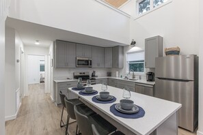 Fridge, microwave, oven, stovetop - Blue Chair Hideaway at The Retreat at Water's Edge (Tracy City)