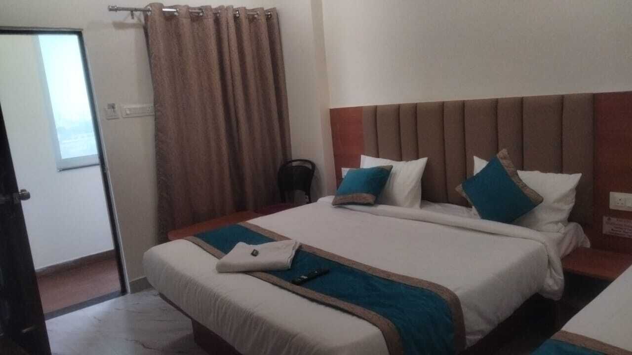 Habitació triple | Caixa forta a l'habitació i escriptori 