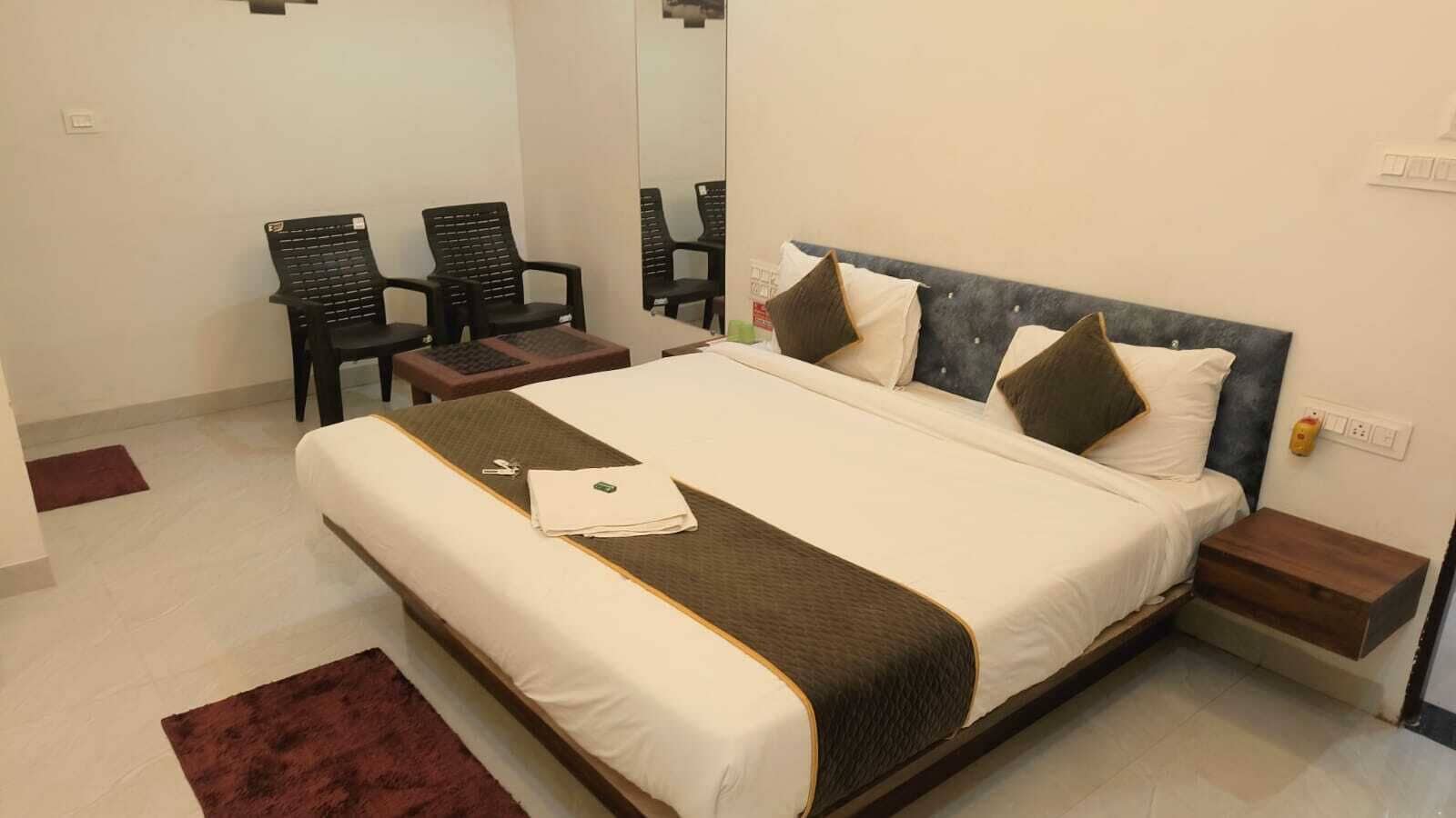 Caja de seguridad en la habitación y escritorio 