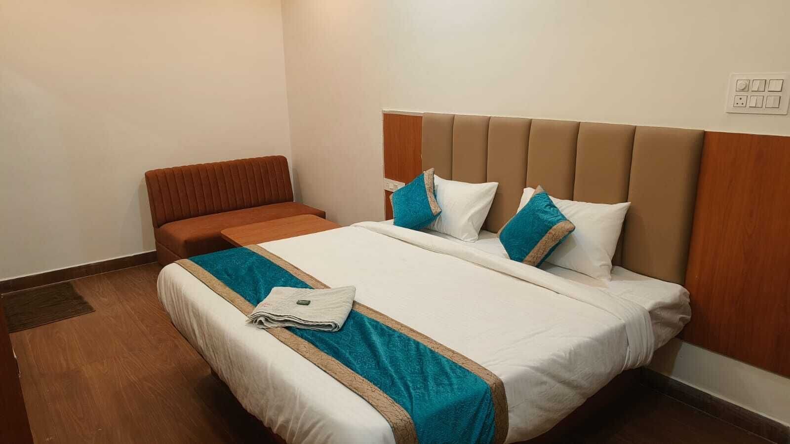 Caja de seguridad en la habitación y escritorio 